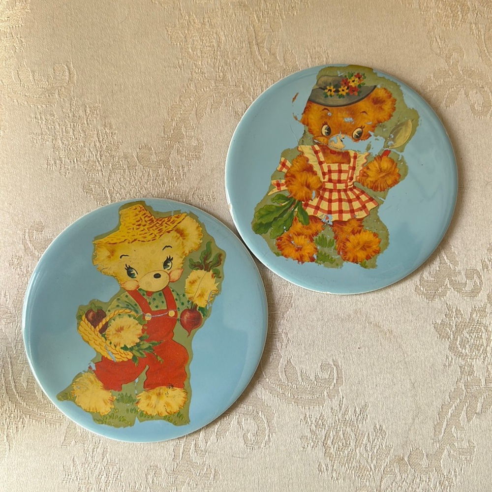 Vintage round Wheeling farmer teddy bear nursery rhyme trivet set, 1950s